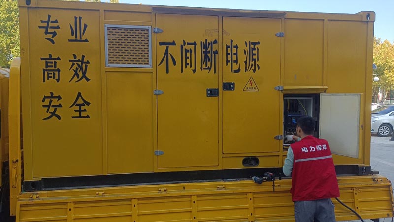 友好柴油发电机组和UPS电源配合使用时，如何避免切换过程中的电力中断？